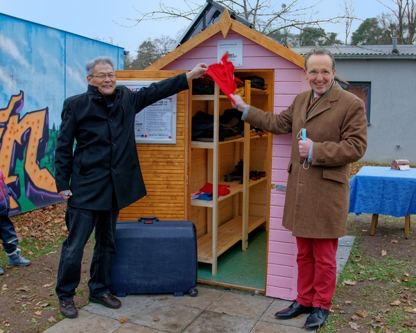 Die Tauschhütte wird von dem Gründer Chen-Ko Sung und dem Bürgermeister Dr. Käuflein gemeinsam eröffnet